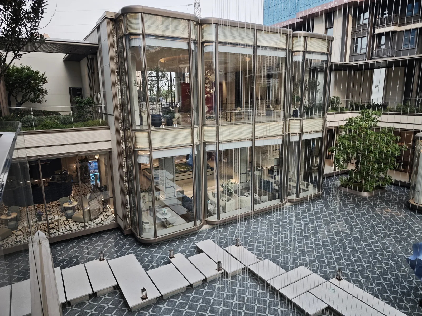 仙林华曦府室内外联景,石材墙面衔接室内外过渡空间