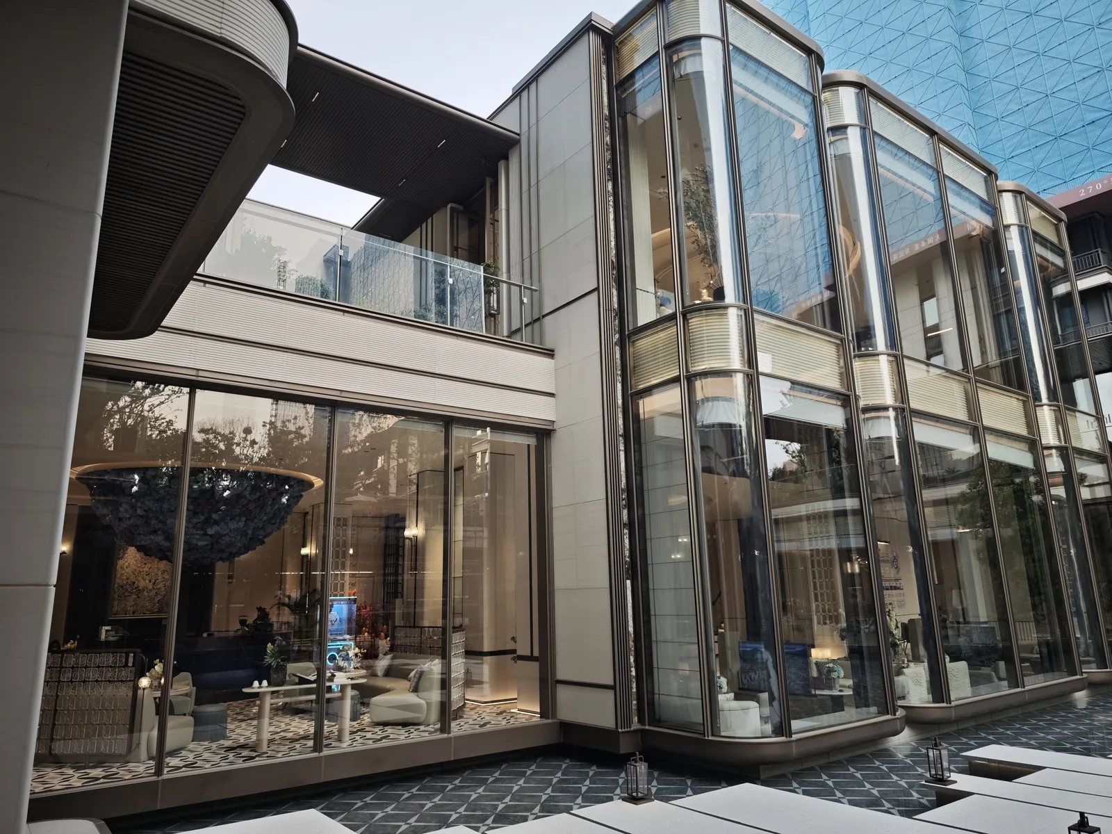 仙林华曦府玻璃建筑立面,生态石与玻璃材质对话